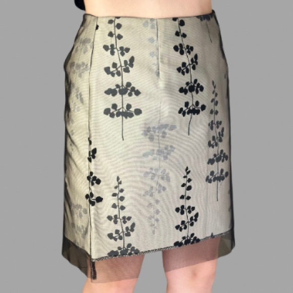 Beautiful Botanical Print Beluva San Francisco Skirt
W/Tulle Overlay - Picture 7 of 7